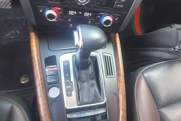 Used Audi Q5 2018 Collector's Edition 40 TFSI Technology Model Gear Lever