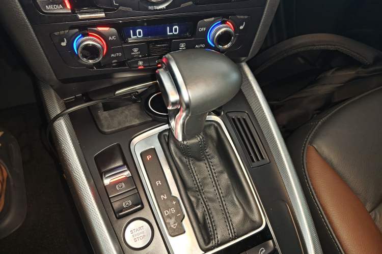 Used Audi Q5 2018 Collector's Edition 40 TFSI Technology Model Gear Lever
