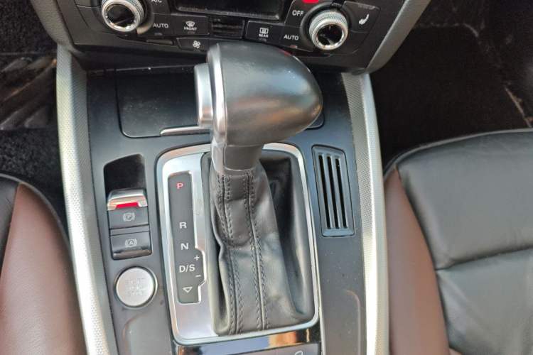 Used Audi Q5 2018 Collector's Edition 40 TFSI Technology Model Gear Lever