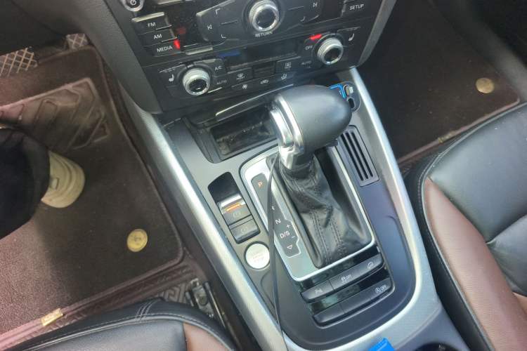 Used Audi Q5 2018 Collector's Edition 40 TFSI Technology Model Gear Lever