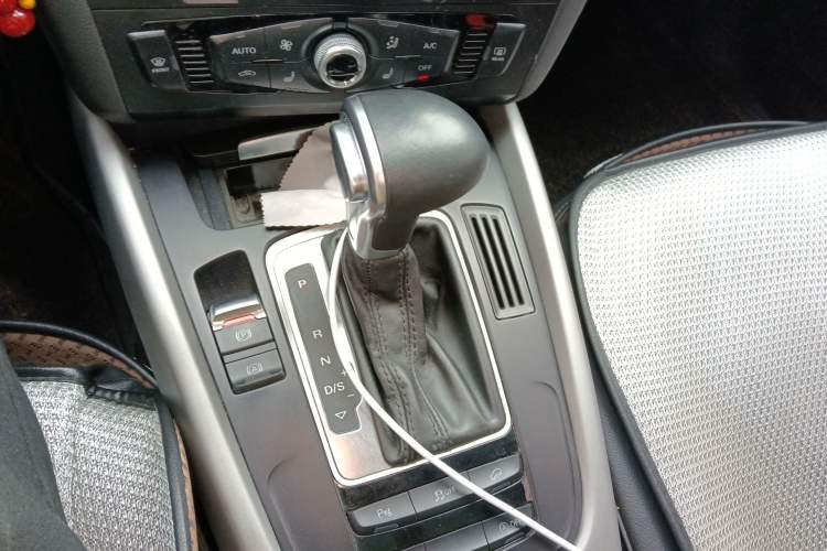 Used Audi Q5 2018 Collector's Edition 40 TFSI Ambition Model Gear Lever