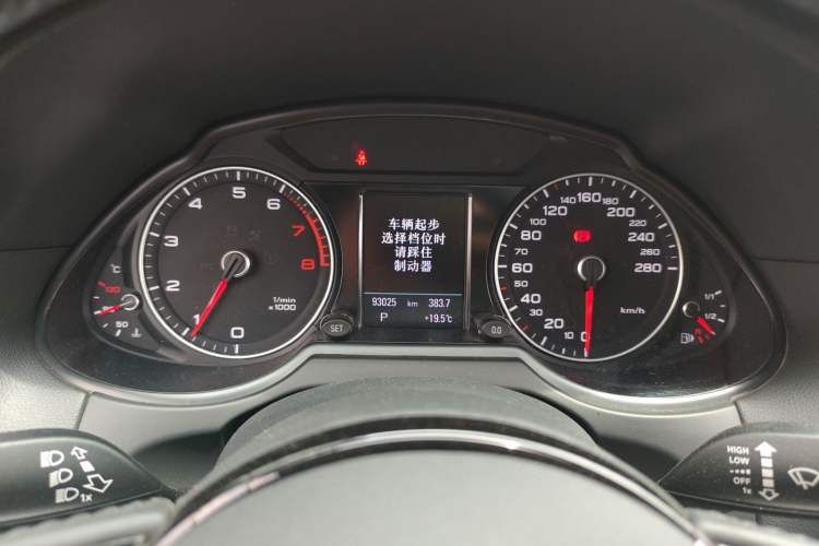 Used Audi Q5 2018 Collector's Edition 40 TFSI Technology Model
