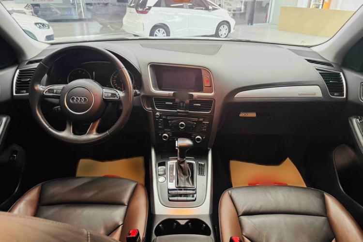 Used Audi Q5 2018 Collector's Edition 40 TFSI Technology Model Interior 3