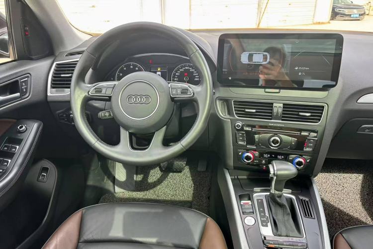 Used Audi Q5 2018 Collector's Edition 40 TFSI Technology Model Interior 3