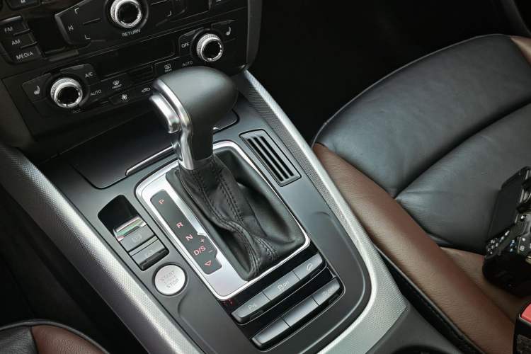 Used Audi Q5 2018 Collector's Edition 40 TFSI Technology Model Interior 4