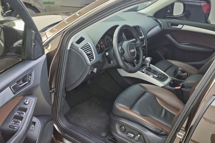 Used Audi Q5 2018 Collector's Edition 40 TFSI Technology Model Interior 5