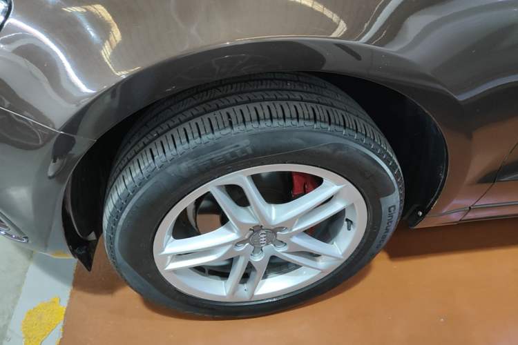 Used Audi Q5 2018 Collector's Edition 40 TFSI Technology Model Left Front Wheel Hub