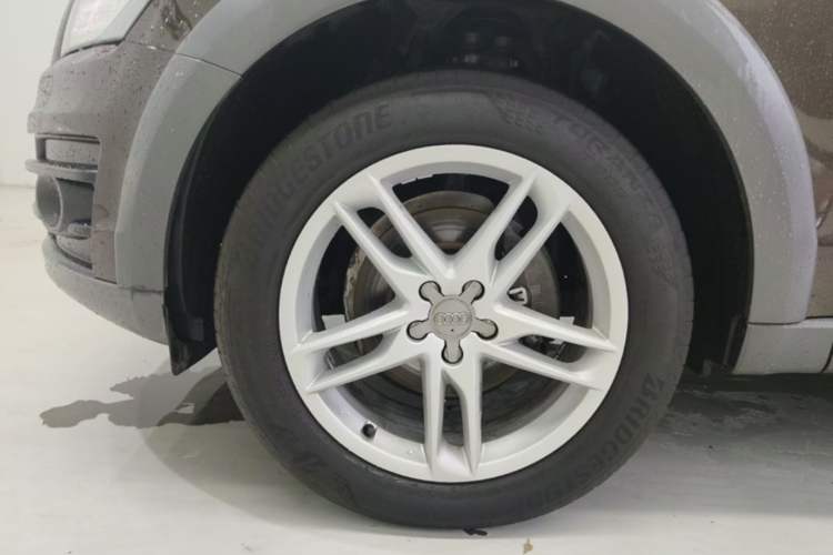 Used Audi Q5 2018 Collector's Edition 40 TFSI Technology Model Left Front Wheel Hub
