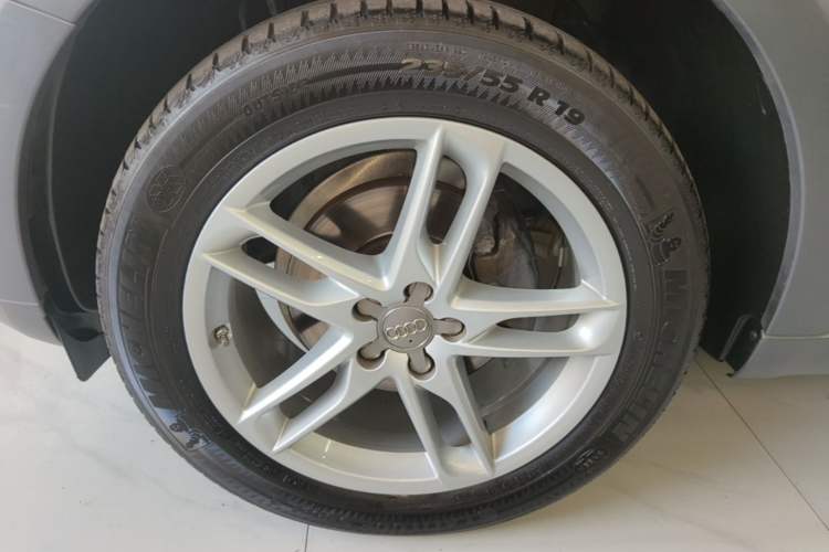 Used Audi Q5 2018 Collector's Edition 40 TFSI Technology Model Left Front Wheel Hub