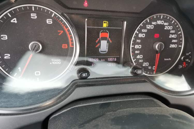 Used Audi Q5 2018 Collector's Edition 40 TFSI Technology Model Odometer Close Up