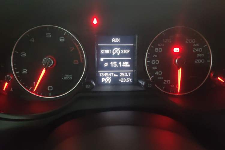 Used Audi Q5 2018 Collector's Edition 40 TFSI Ambition Model Odometer Close Up