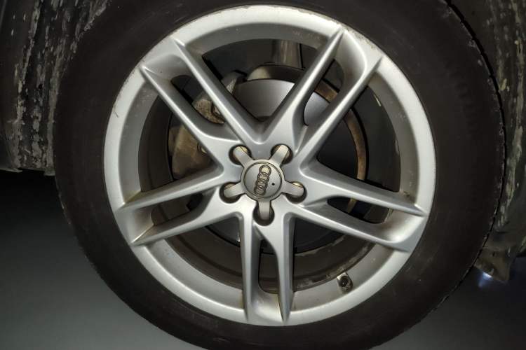 Used Audi Q5 2018 Collector's Edition 40 TFSI Technology Model Right Front Wheel Hub