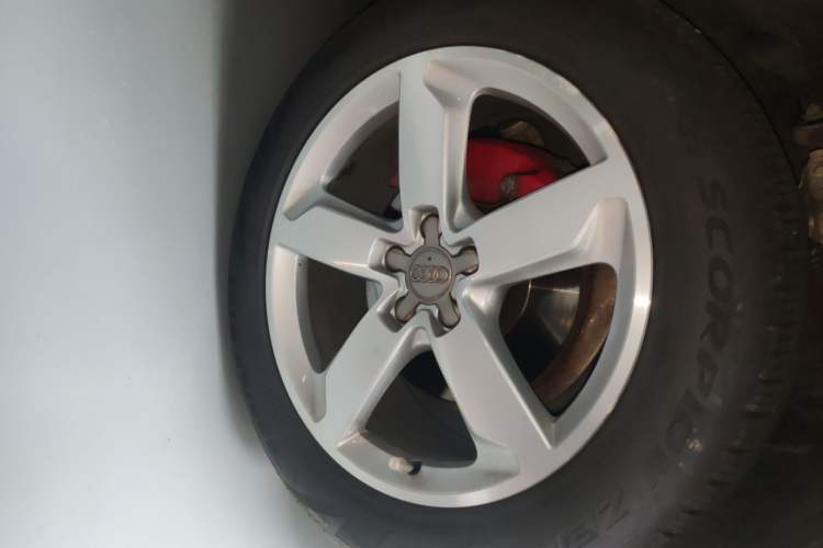 Used Audi Q5 2018 Collector's Edition 40 TFSI Ambition Model Right Front Wheel Hub