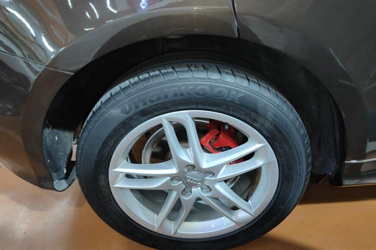 Used Audi Q5 2018 Collector's Edition 40 TFSI Technology Model Right Rear Wheel Hub