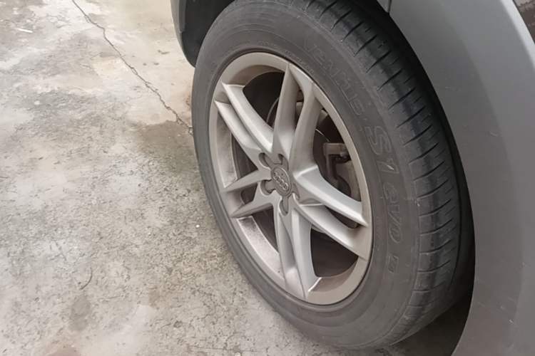 Used Audi Q5 2018 Collector's Edition 40 TFSI Technology Model Right Rear Wheel Hub