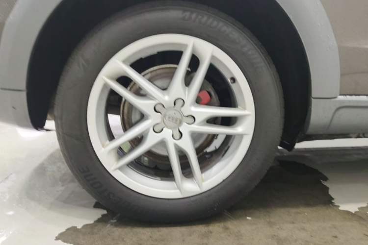 Used Audi Q5 2018 Collector's Edition 40 TFSI Technology Model Right Rear Wheel Hub