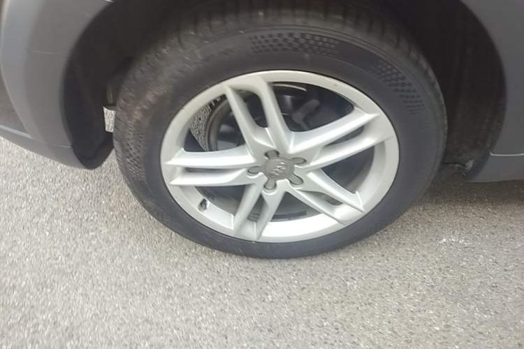 Used Audi Q5 2018 Collector's Edition 40 TFSI Technology Model Right Rear Wheel Hub