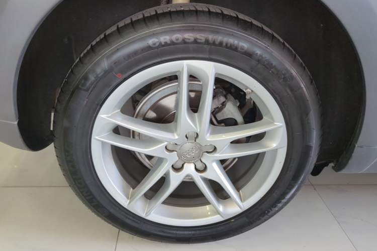 Used Audi Q5 2018 Collector's Edition 40 TFSI Technology Model Right Rear Wheel Hub