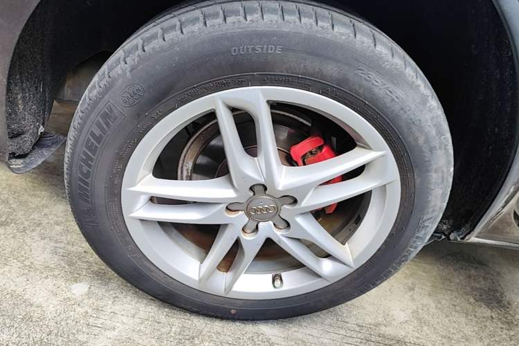 Used Audi Q5 2018 Collector's Edition 40 TFSI Technology Model Right Rear Wheel Hub