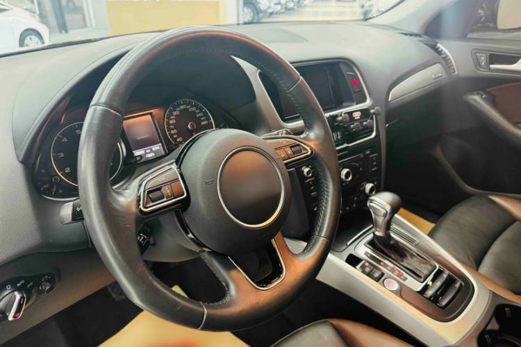 Used Audi Q5 2018 Collector's Edition 40 TFSI Technology Model Steering Wheel