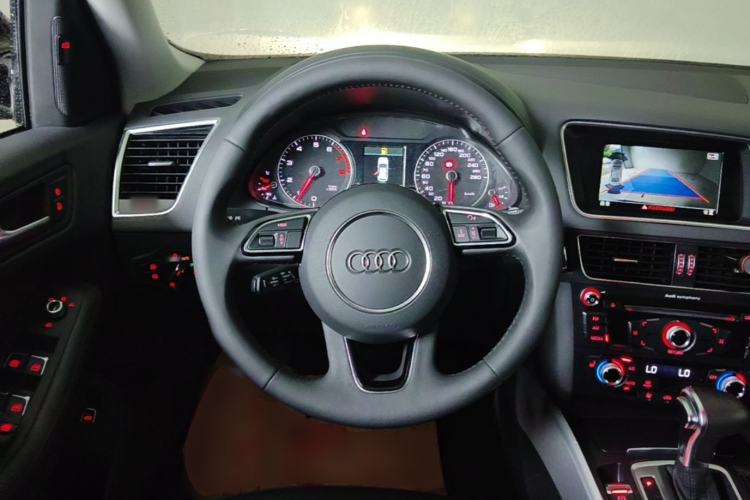 Used Audi Q5 2018 Collector's Edition 40 TFSI Technology Model Steering Wheel
