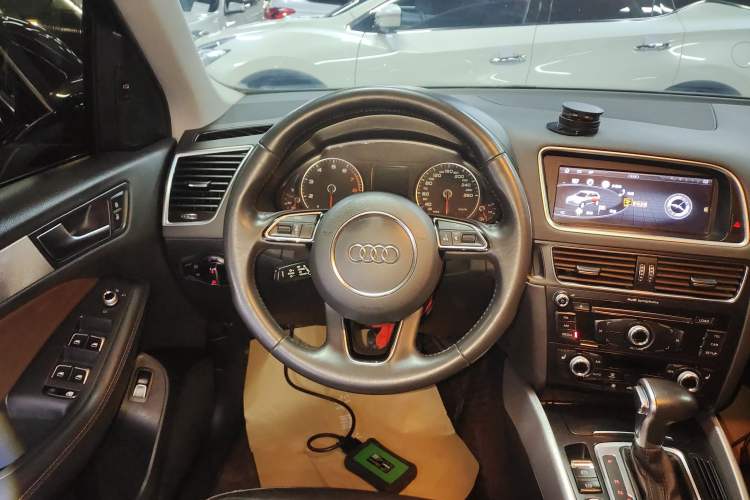 Used Audi Q5 2018 Collector's Edition 40 TFSI Technology Model Steering Wheel