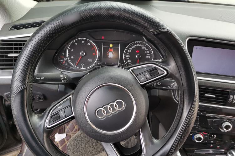 Used Audi Q5 2018 Collector's Edition 40 TFSI Technology Model Steering Wheel