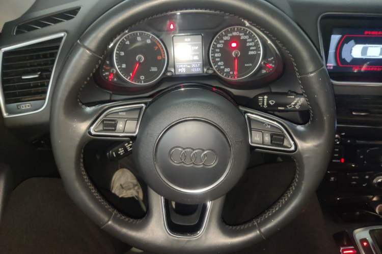 Used Audi Q5 2018 Collector's Edition 40 TFSI Ambition Model Steering Wheel