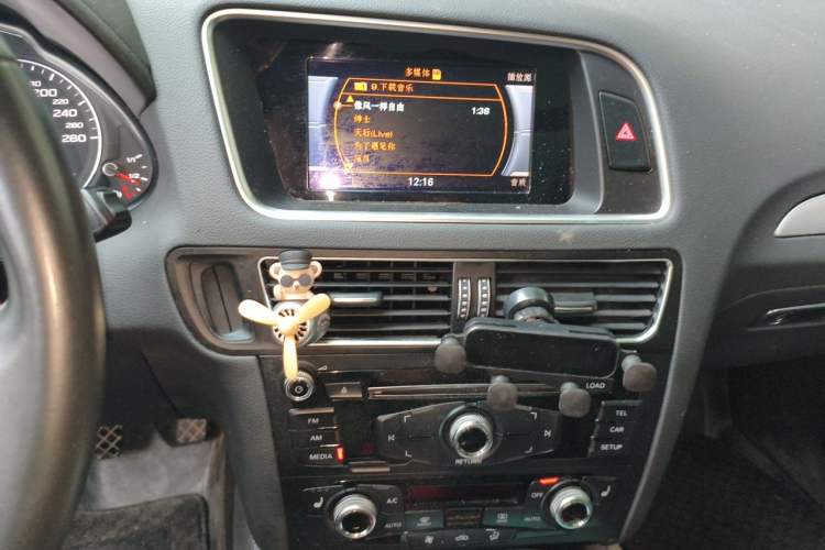 Used Audi Q5 2018 Collector's Edition 40 TFSI Technology Model Audio And AC Panel