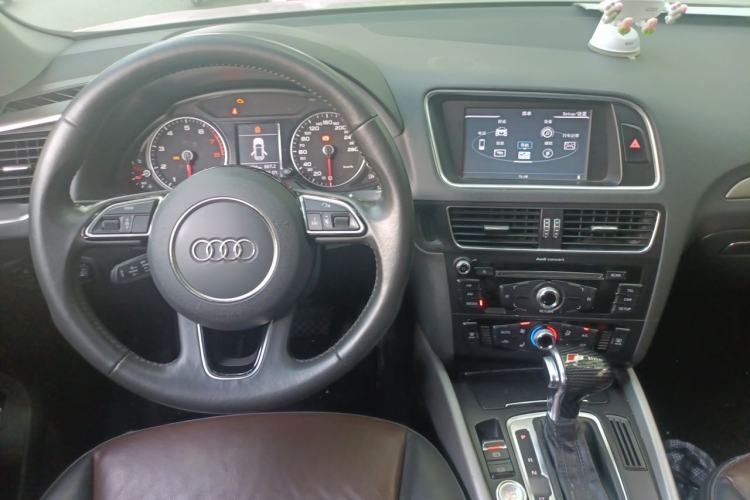 Used Audi Q5 2018 Collector's Edition 40 TFSI Technology Model Center Console