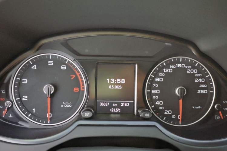 Used Audi Q5 2018 Collector's Edition 40 TFSI Technology Model Odometer Close Up