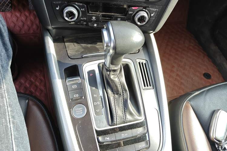 Used Audi Q5 2018 Collector's Edition 40 TFSI Technology Model Gear Lever