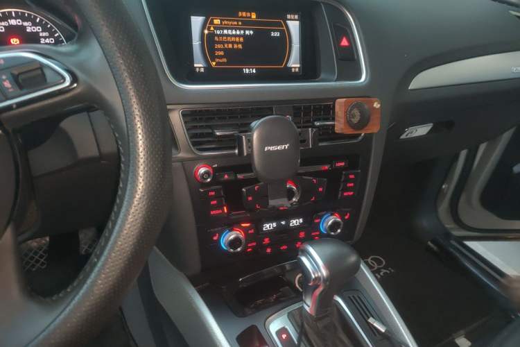 Used Audi Q5 2018 Collector's Edition 40 TFSI Technology Model Audio And AC Panel