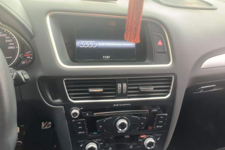 Used Audi Q5 2018 Collector's Edition 40 TFSI Technology Model Audio And AC Panel