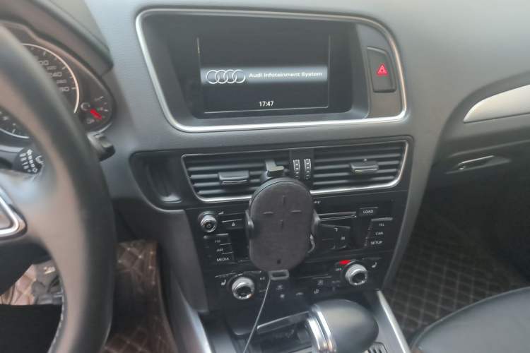 Used Audi Q5 2018 Collector's Edition 40 TFSI Technology Model Audio And AC Panel