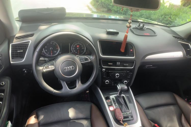 Used Audi Q5 2018 Collector's Edition 40 TFSI Technology Model Center Console