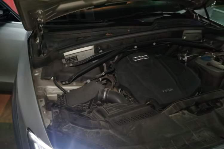 Used Audi Q5 2018 Collector's Edition 40 TFSI Technology Model Engine Bay Right