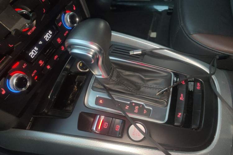 Used Audi Q5 2018 Collector's Edition 40 TFSI Technology Model Gear Lever