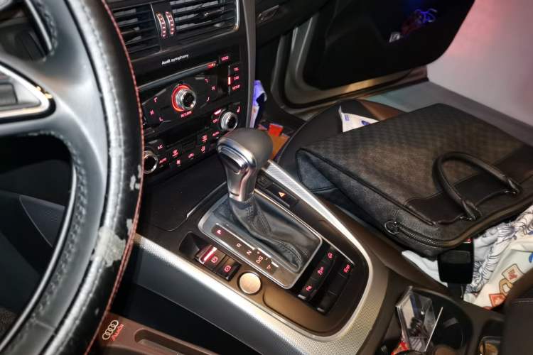 Used Audi Q5 2018 Collector's Edition 40 TFSI Technology Model Gear Lever
