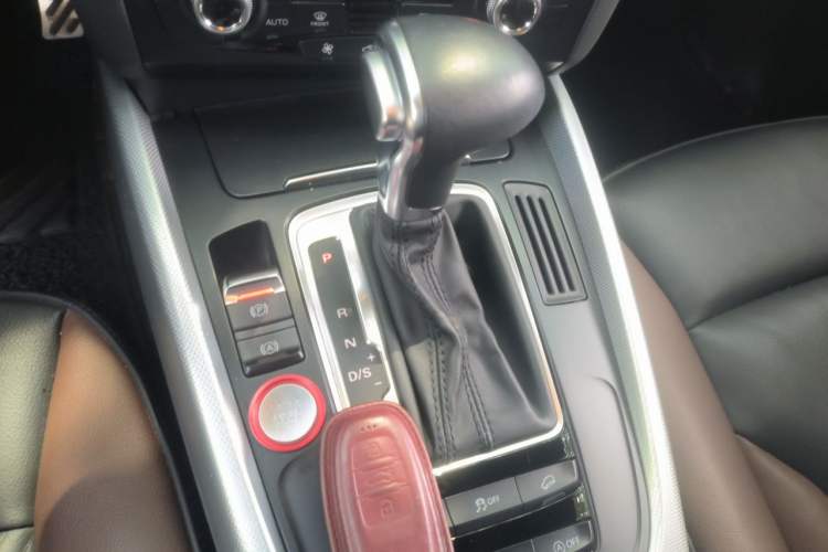 Used Audi Q5 2018 Collector's Edition 40 TFSI Technology Model Gear Lever