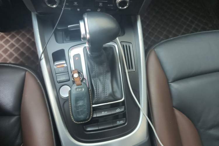 Used Audi Q5 2018 Collector's Edition 40 TFSI Technology Model Gear Lever
