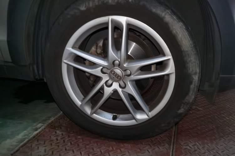 Used Audi Q5 2018 Collector's Edition 40 TFSI Technology Model Right Front Wheel Hub