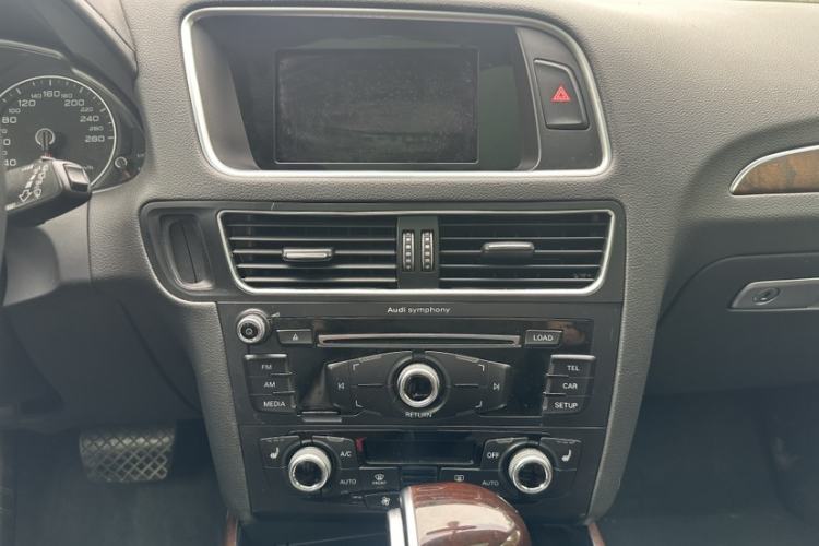 Used Audi Q5 2018 Collector's Edition 40 TFSI Technology Model Audio And AC Panel