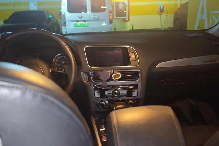 Used Audi Q5 2018 Collector's Edition 40 TFSI Technology Model Center Console