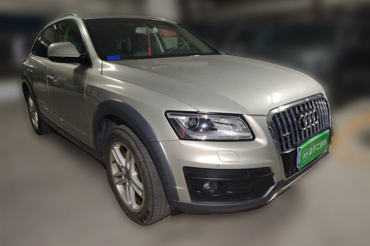 Used Audi Q5 2018 Collector's Edition 40 TFSI Technology Model Front Right 45 Deg