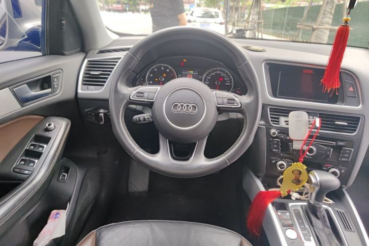 Used Audi Q5 2018 Collector's Edition 40 TFSI Technology Model Steering Wheel