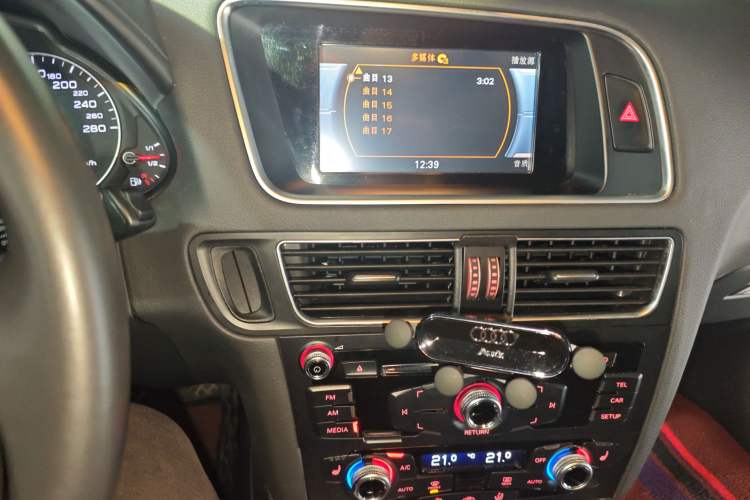Used Audi Q5 2018 Collector's Edition 40 TFSI Technology Model Audio And AC Panel