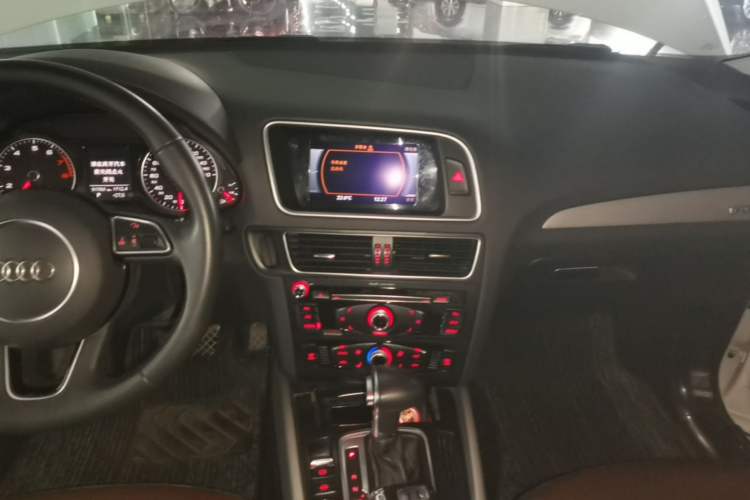 Used Audi Q5 2018 Collector's Edition 40 TFSI Ambition Model Audio And AC Panel
