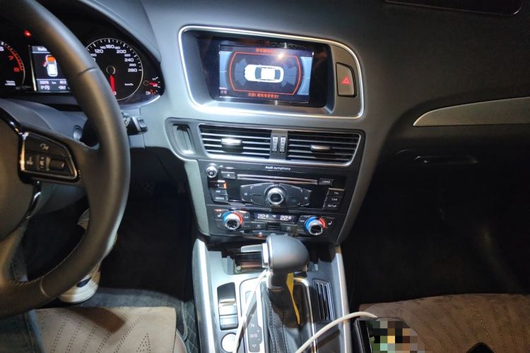 Used Audi Q5 2018 Collector's Edition 40 TFSI Technology Model Audio And AC Panel
