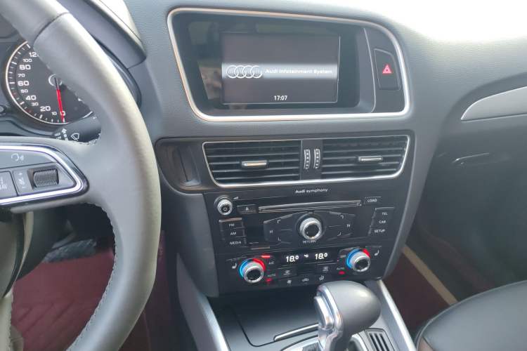 Used Audi Q5 2018 Collector's Edition 40 TFSI Technology Model Audio And AC Panel